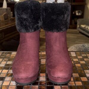 #262 NWOT DKNY Powell Faux Blqck Shearling Wine wedge Bootie W 8M